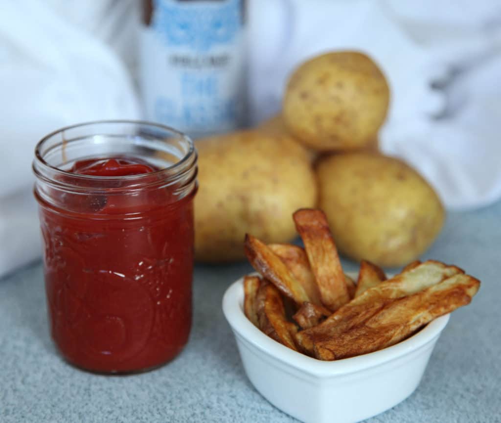 This homemade ketchup tastes just like the real deal without any sugar or preservatives. #paleo #whole30 #sugarfree