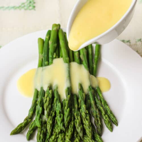 hollandaise sauce on asparagus