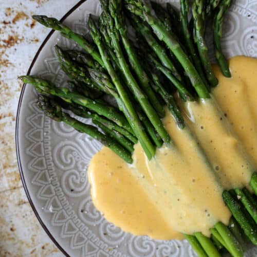 cooked asparagus with hollandaise sauce